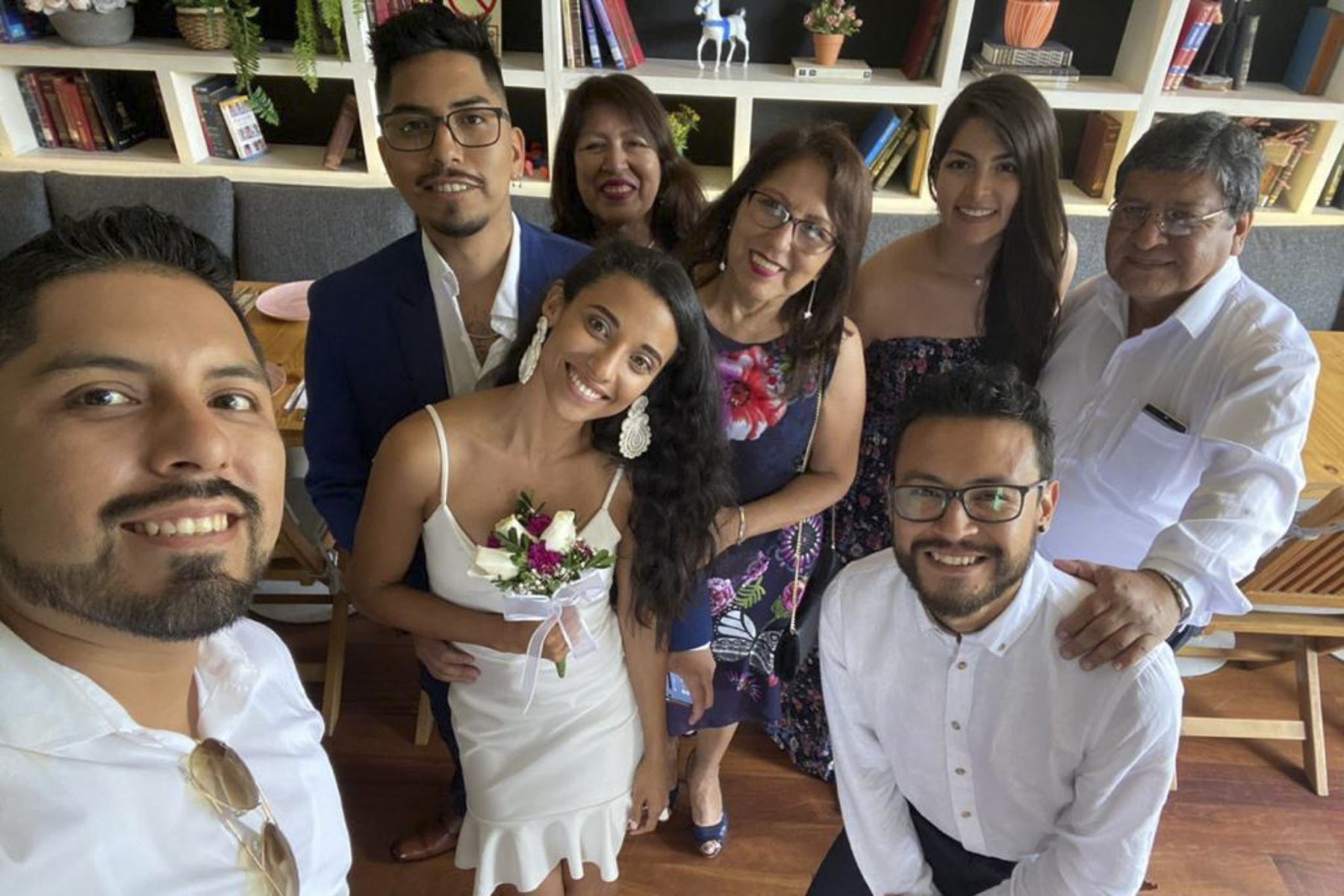 Carlos Felipe Roca, médico del Hospital Emergencia Ate Vitarte, toma esta foto durante la boda de su hermano, en febrero del 2020. Un mes después todo cambió en su servicio y en el país.  ANDINA/Difusión