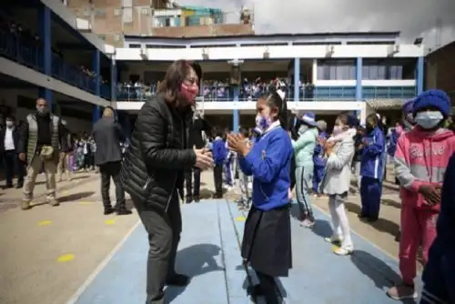 La ministra de la Mujer y Poblaciones Vulnerables, Diana Miloslavich, y el gobernador de Huancavelica, Maciste Díaz, recorrieron las instalaciones del colegio Micaela Bastidas Puyucahua.