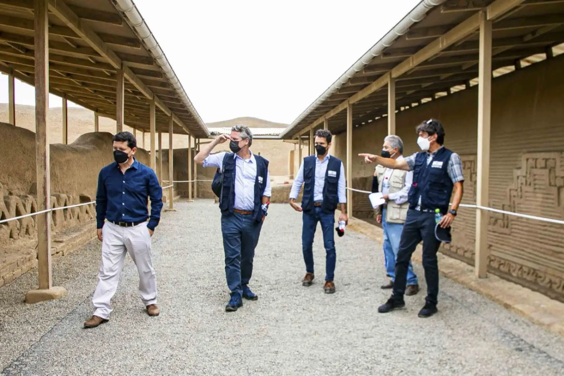 Para el representante de la Unesco en Perú, Ernesto Fernández Polcuch, Chan Chan "es impactante, único, algo que nunca he visto y que realmente debemos preservar para las futuras generaciones”. Foto: ANDINA/Cortesía Luis Puell