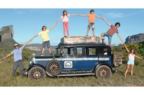 la familia Zapp, partieron hace 22 años y retornan con 4 hijos, 102 países y 5 continentes recorridos. Foto: INternet