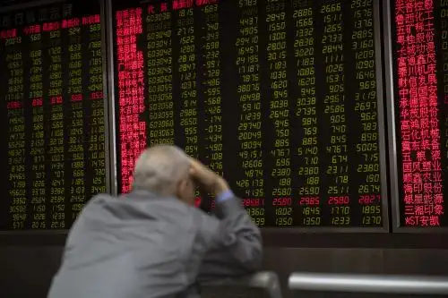 Bolsas asiáticas se precipitan por el brote de covid en China. foto: AFP