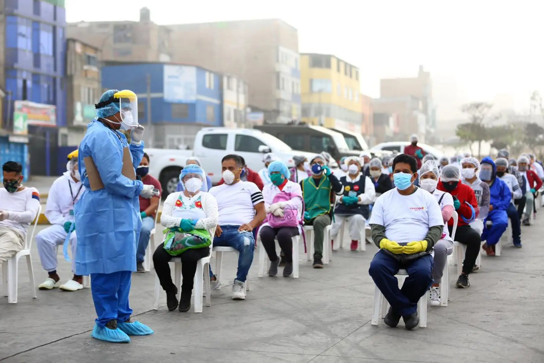 Toma de muestras covid 19 a comerciantes del Mercado Plaza Villa Sur, en Villa El Salvador como parte del plan “ Te Cuido Perú “. Foto: ANDINA/ MINDEF