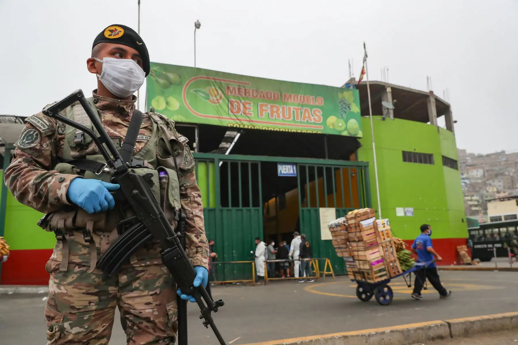 Toma de muestras covid 19 a comerciantes del Mercado Plaza Villa Sur, en Villa El Salvador como parte del plan “ Te Cuido Perú “. Foto: ANDINA/ MINDEF