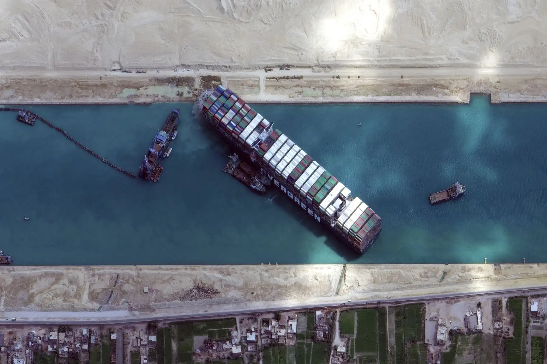 El encalle del barco no impide que otros barcos transiten hacia el puerto de Baltimore. Foto: AFP