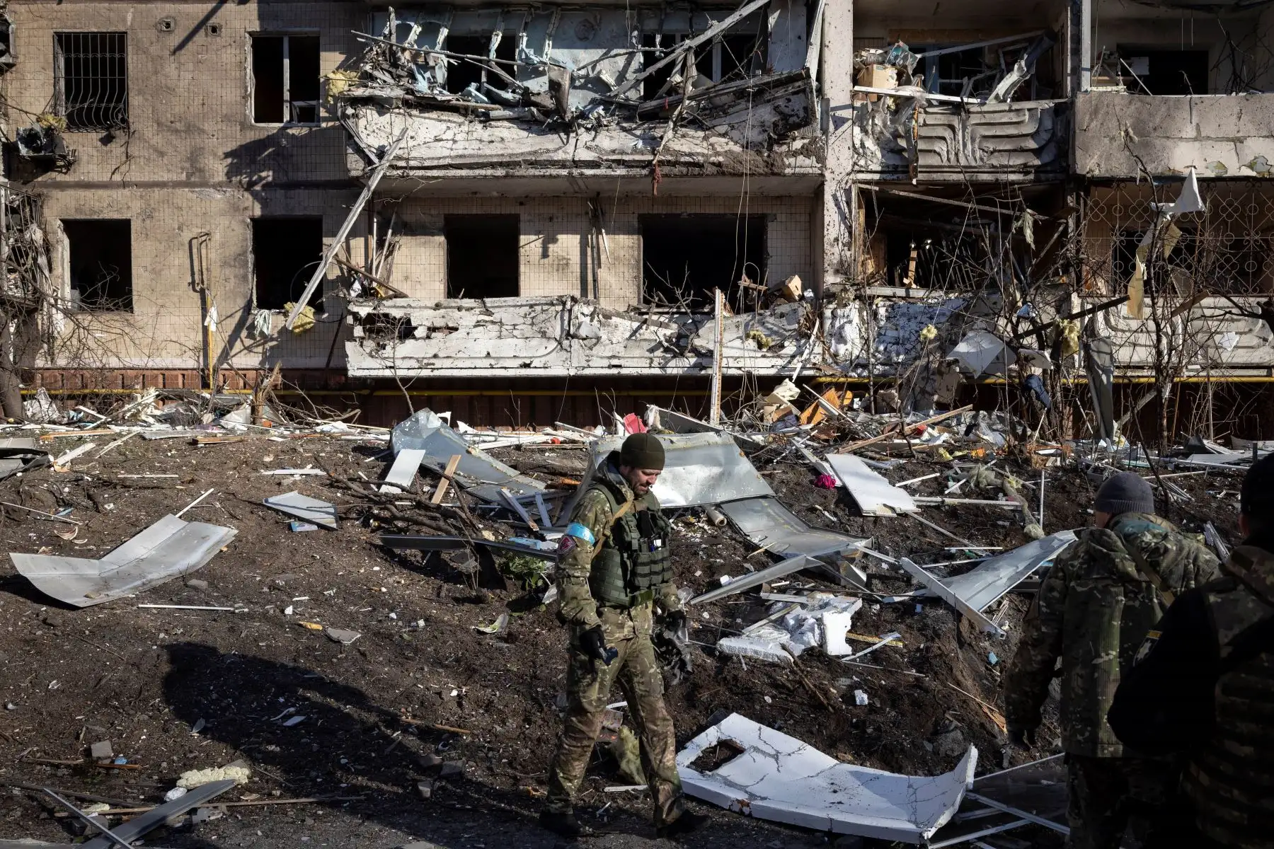 Un soldado ucraniano inspecciona los escombros de un edificio de apartamentos destruido en Kiev. Foto: AFP