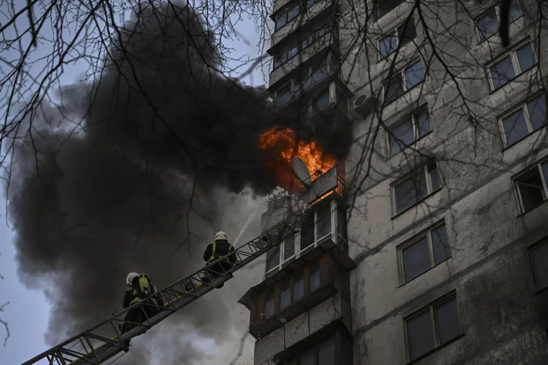 Los bomberos extinguen un incendio en un edificio de apartamentos en Kiev. Foto: AFP