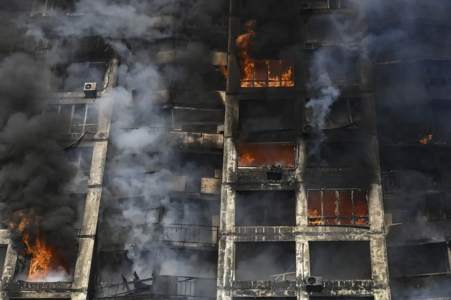 Los bomberos extinguen un incendio en un edificio de apartamentos en Kiev. Foto: AFP
