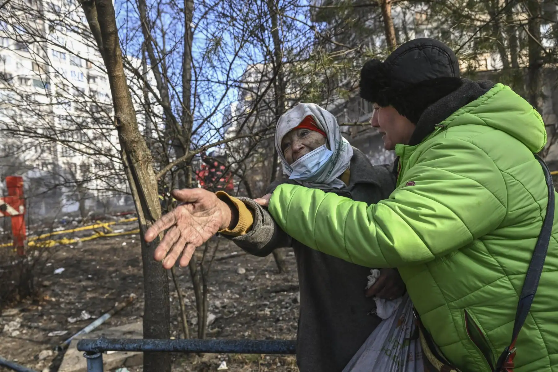 Una mujer es evacuada de un edificio de apartamentos en llamas en Kiev, después de que los ataques en áreas residenciales mataran al menos a dos personas. Foto: AFP