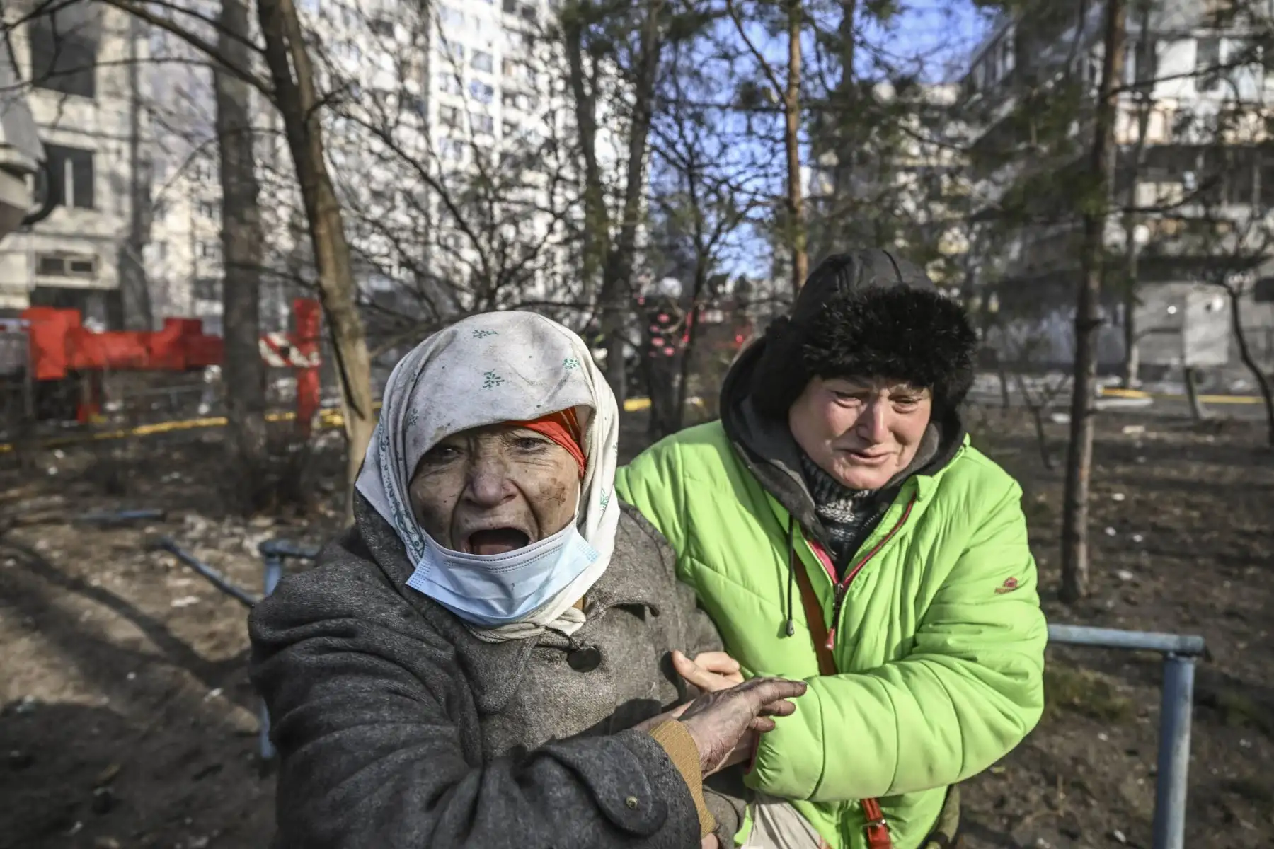 Una mujer es evacuada de un edificio de apartamentos en llamas en Kiev, después de que los ataques en áreas residenciales mataran al menos a dos personas. Foto: AFP
