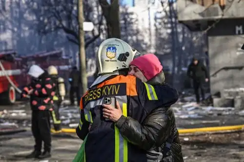 Una serie de poderosas explosiones sacudieron los distritos residenciales de Kiev y mataron a dos personas, solo unas horas antes de que se reanuden las conversaciones entre Ucrania y Rusia. Foto: AFP