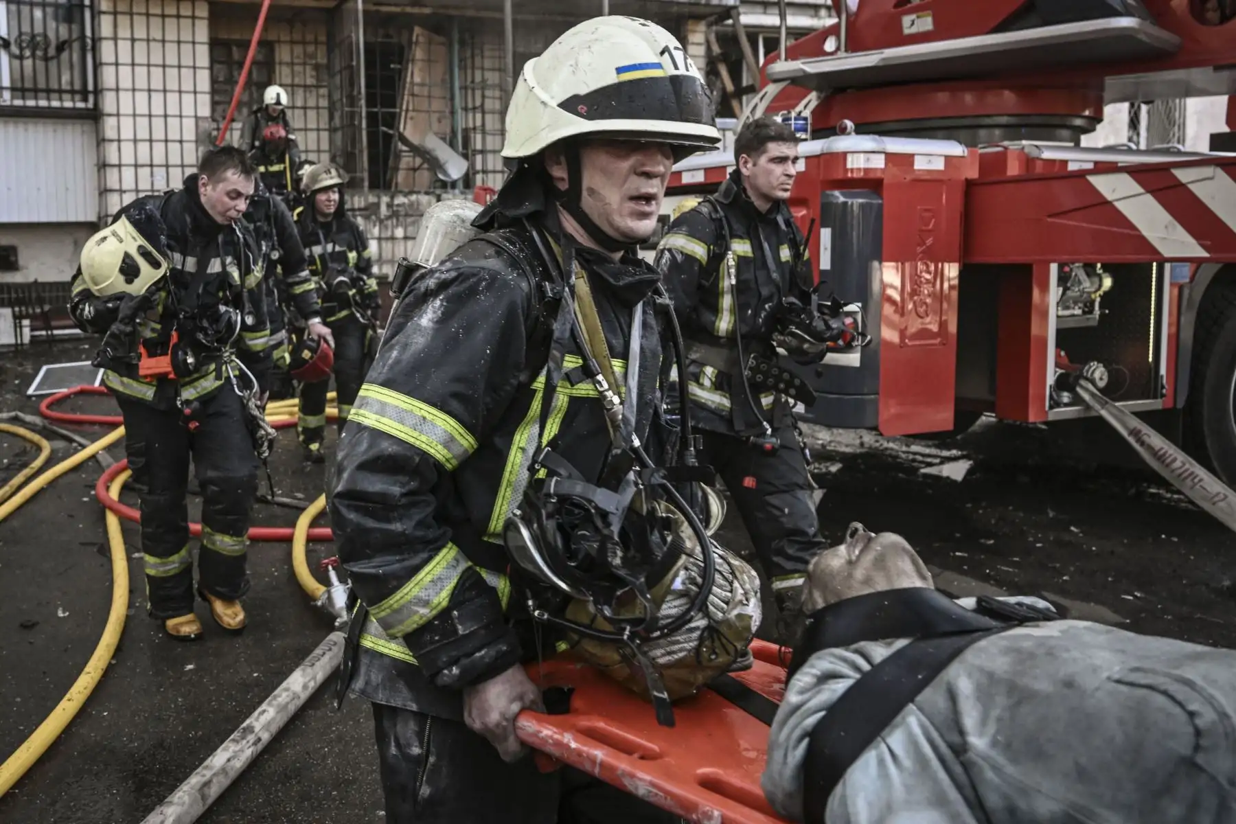 Una serie de poderosas explosiones sacudieron los distritos residenciales de Kiev y mataron a dos personas, solo unas horas antes de que se reanuden las conversaciones entre Ucrania y Rusia. Foto: AFP