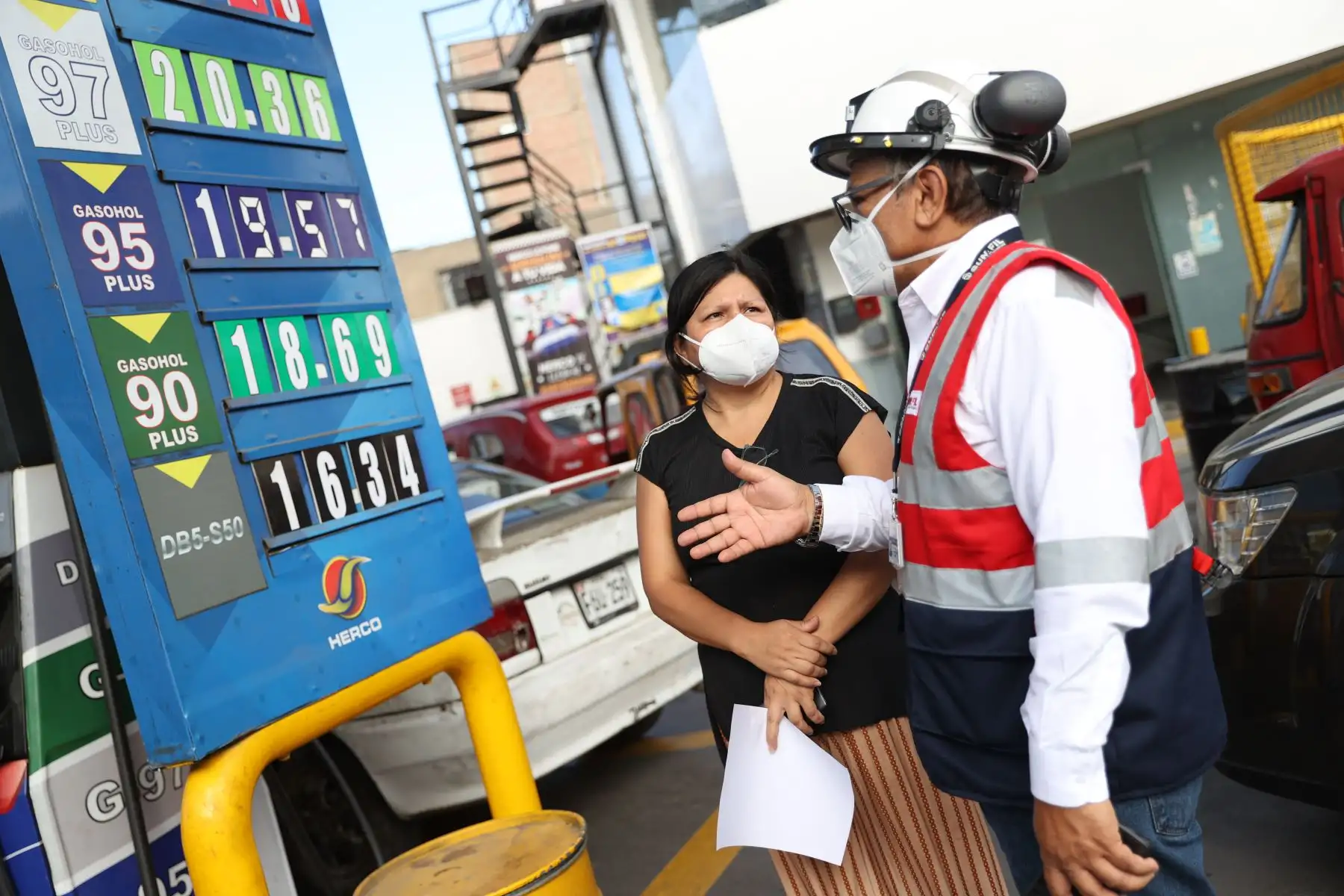 Inspectores de la SUNAFIL fiscalizan grifos en San Juan de Lurigancho, para verificar si cumplen con las condiciones mínimas de seguridad y salud en el trabajo.Foto: ANDINA/Jhonel Rodríguez