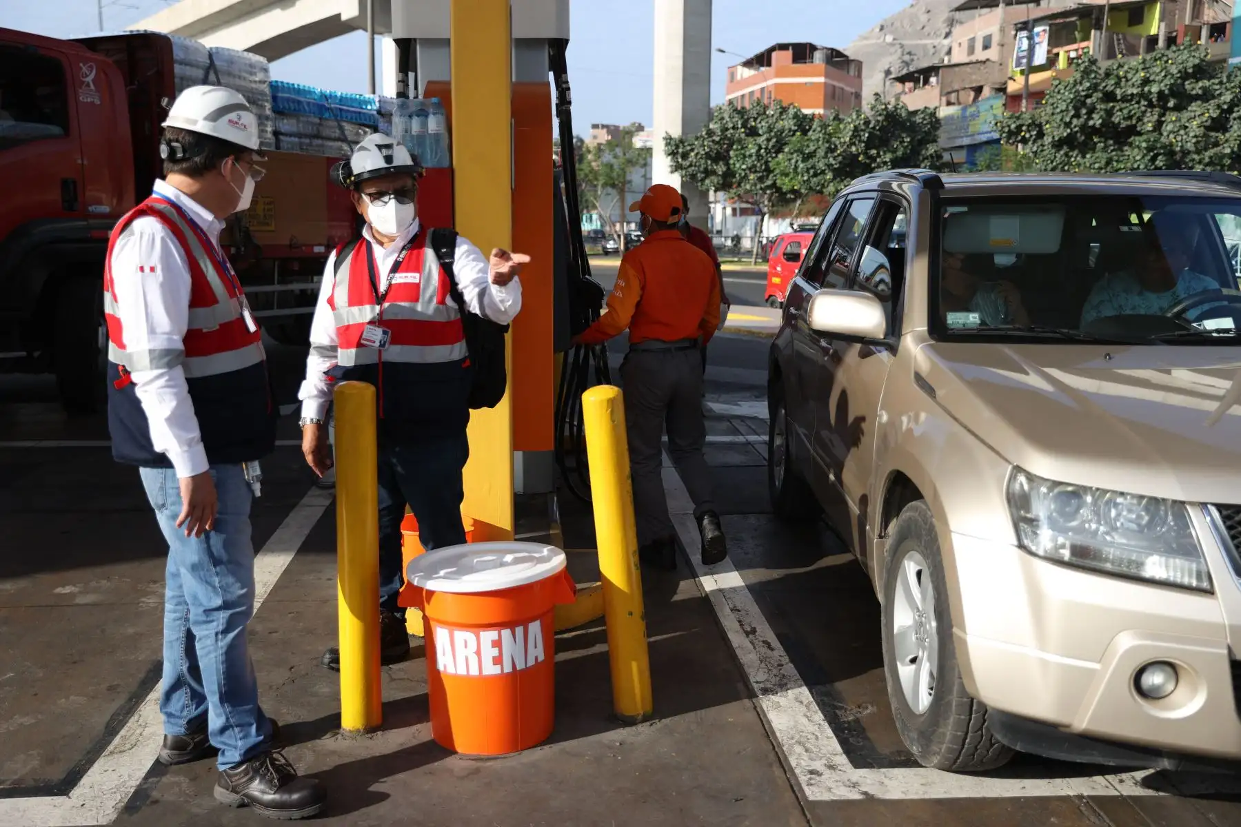 Inspectores de la SUNAFIL fiscalizan grifos en San Juan de Lurigancho, para verificar si cumplen con las condiciones mínimas de seguridad y salud en el trabajo.Foto: ANDINA/Jhonel Rodríguez