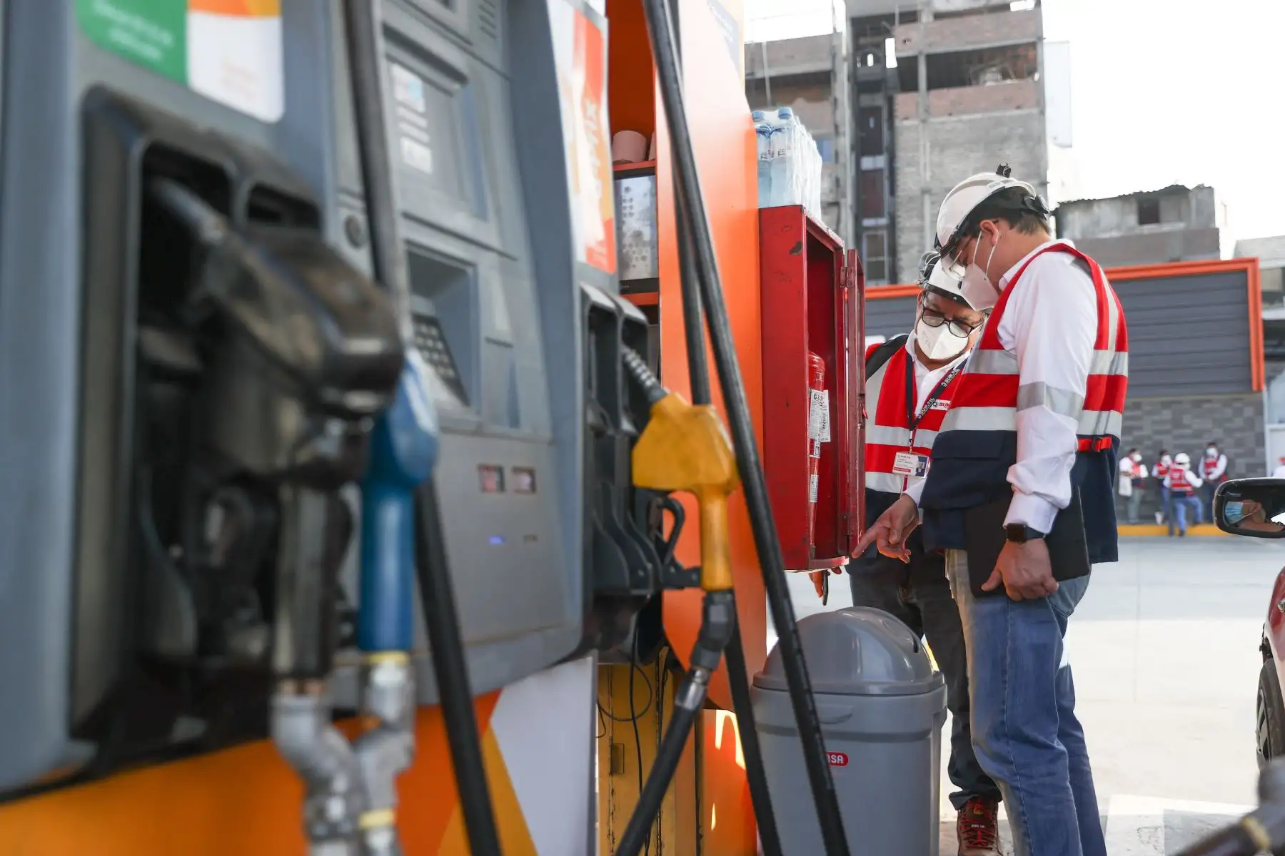 Inspectores de la SUNAFIL fiscalizan grifos en San Juan de Lurigancho, para verificar si cumplen con las condiciones mínimas de seguridad y salud en el trabajo.Foto: ANDINA/Jhonel Rodríguez