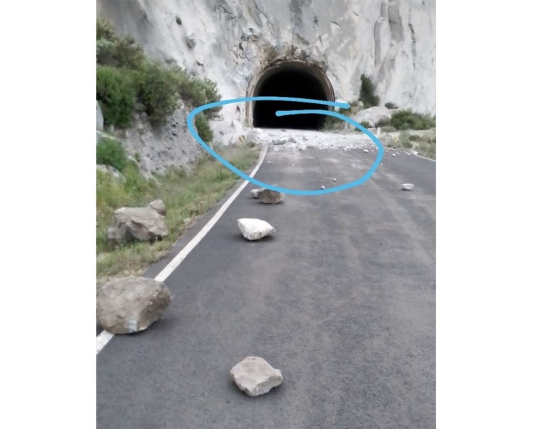 Los continuos sismos que se registran en la provincia de Caylloma provocaron la caída de piedras en la vía al mirador Cruz del Cóndor, en el valle del Colca, Arequipa. ANDINA/Difusión