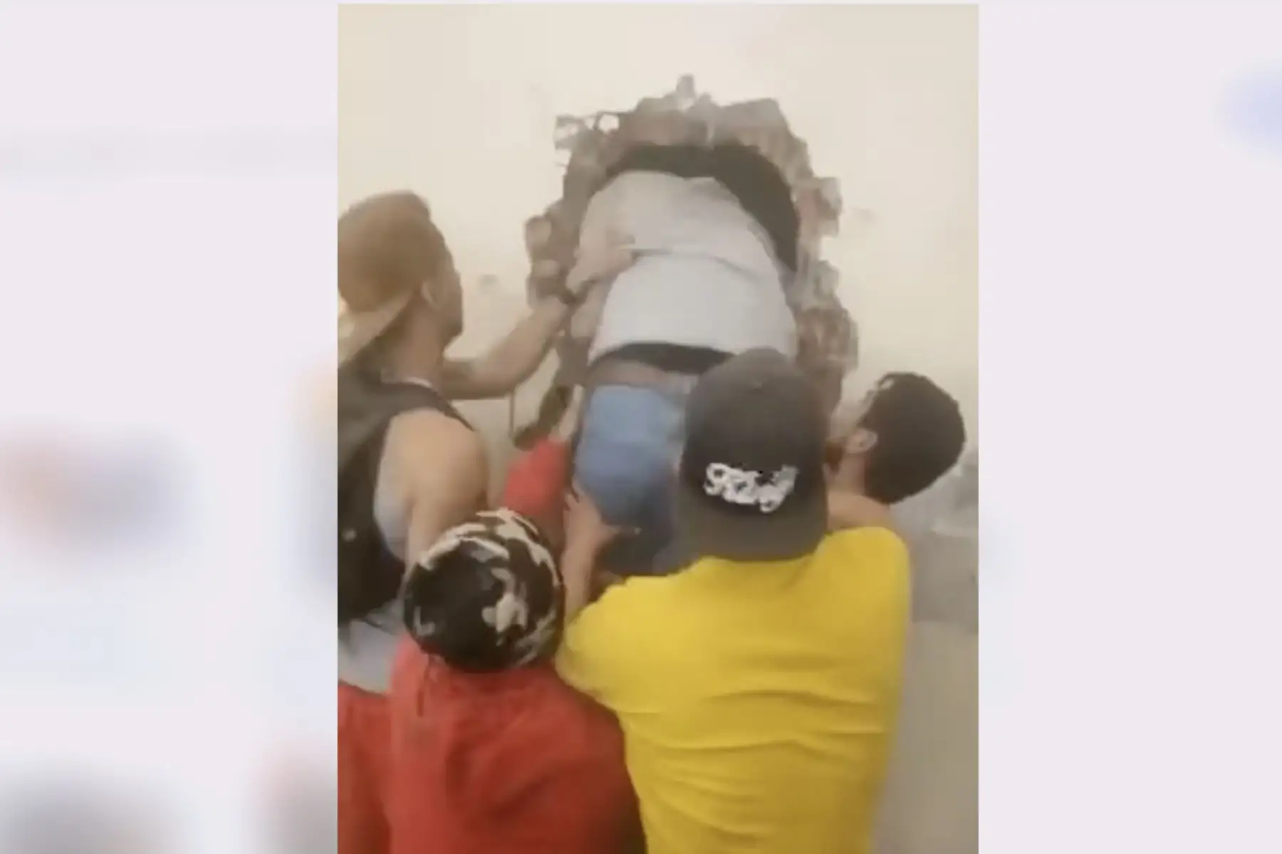 Pobladores de Retamas lograron rescatar a 12 personas que se encontraban atrapadas por un deslizamiento que sepultó varias viviendas. Captura TV