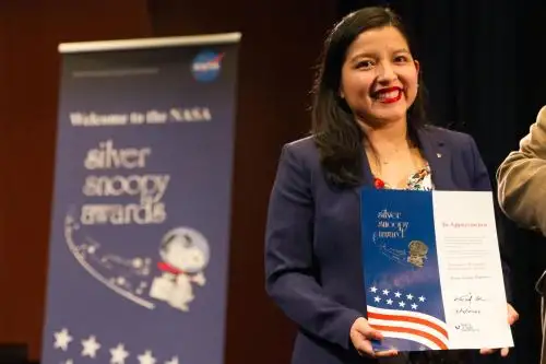 El trabajo de Rosa Ávalos-Warren consta en hacer posible la comunicación constante con los astronautas a bordo de la nave espacial Orion. También prever qué pasos tomar si se pierde la señal, un desafío que se acentúa durante los viajes al espacio profundo. Foto: Pedro Cota/Centro de Vuelo Espacial Goddard de la NASA