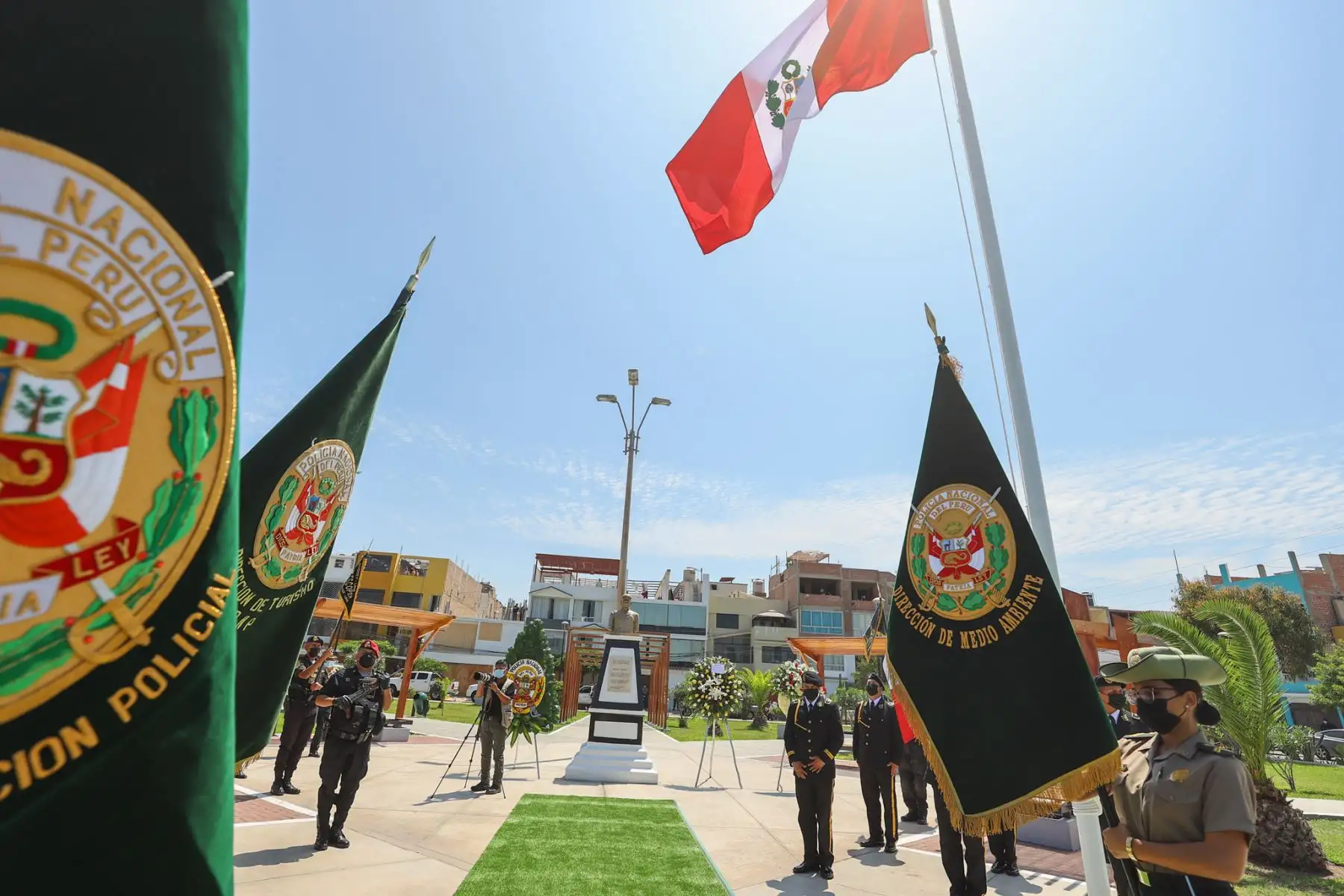 Al conmemorarse dos años desde que se inicio el estado de emergencia sanitaria para  hacer frente a la pandemia, el alcalde de Chorrillos, Augusto Miyashiro  y el comandante general de la Policía Nacional del Perú, General PNP Vicente Tiburcio Orbezo, encabezan ceremonia en memoria de los efectivos de la Policía Nacional del Perú que han perdido la vida, luchando contra la pandemia Covid-19.Foto: ANDINA/Andrés Valle