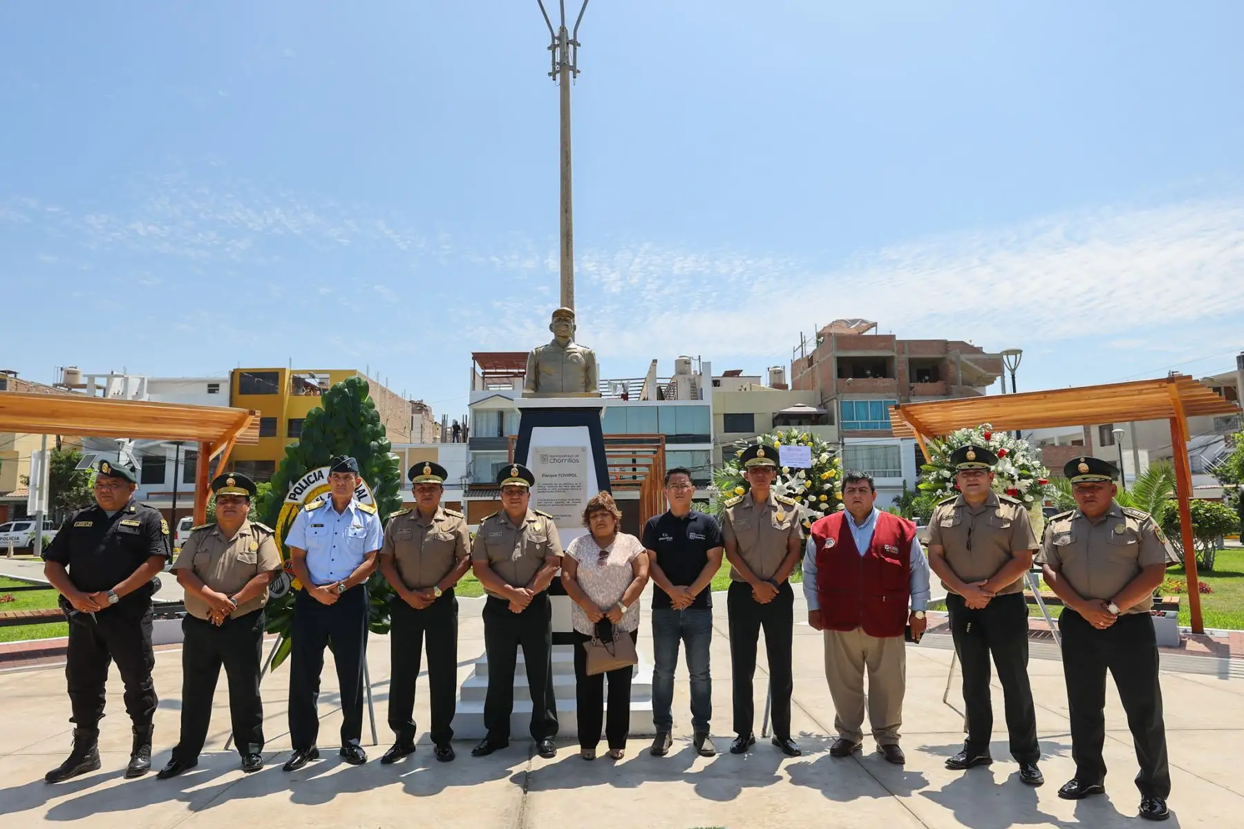 Al conmemorarse dos años desde que se inicio el estado de emergencia sanitaria para  hacer frente a la pandemia, el alcalde de Chorrillos, Augusto Miyashiro  y el comandante general de la Policía Nacional del Perú, General PNP Vicente Tiburcio Orbezo, encabezan ceremonia en memoria de los efectivos de la Policía Nacional del Perú que han perdido la vida, luchando contra la pandemia Covid-19.Foto: ANDINA/Andrés Valle