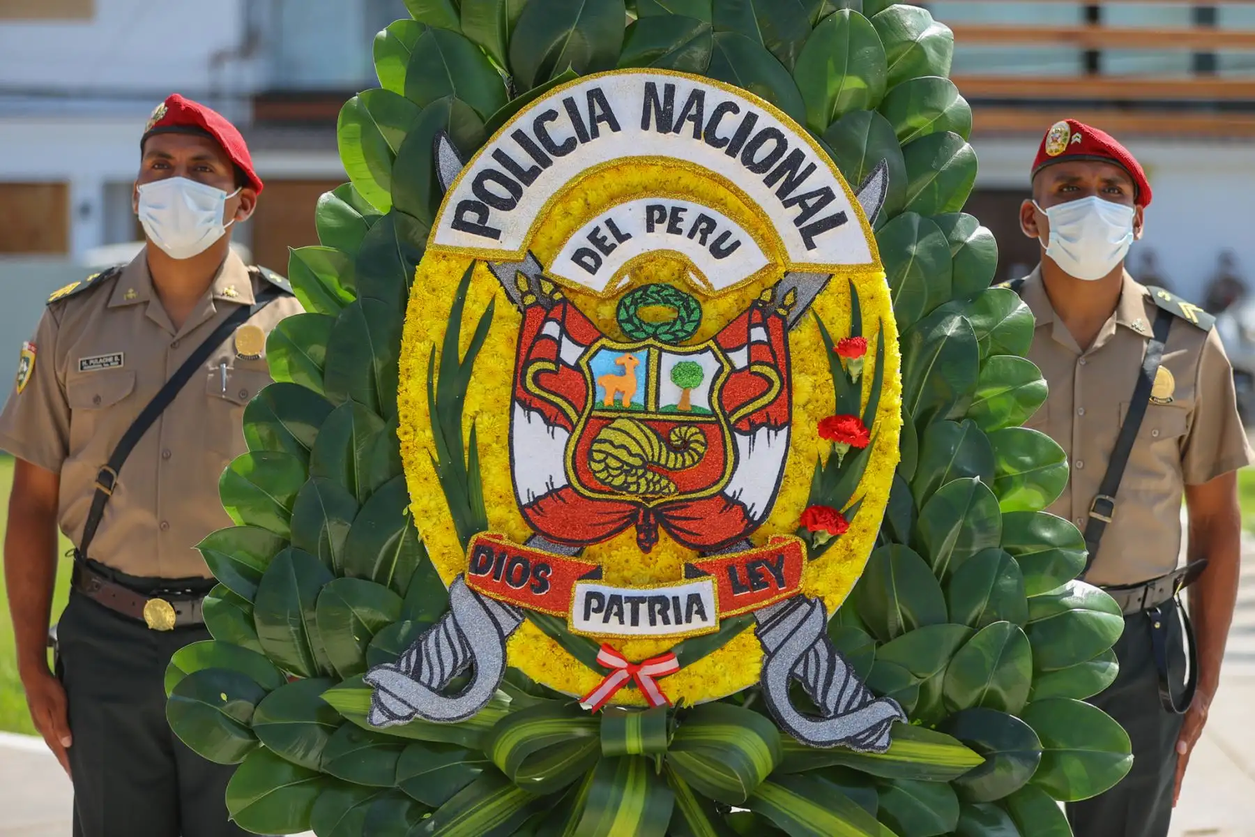 Al conmemorarse dos años desde que se inicio el estado de emergencia sanitaria para  hacer frente a la pandemia, el alcalde de Chorrillos, Augusto Miyashiro  y el comandante general de la Policía Nacional del Perú, General PNP Vicente Tiburcio Orbezo, encabezan ceremonia en memoria de los efectivos de la Policía Nacional del Perú que han perdido la vida, luchando contra la pandemia Covid-19.Foto: ANDINA/Andrés Valle