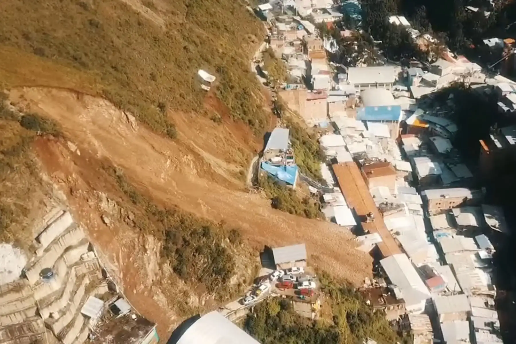 Según reportes preliminares, hay 12 desaparecidos y más de 80 casas destruidas por el deslizamiento en el centro poblado Retamas. Captura TV