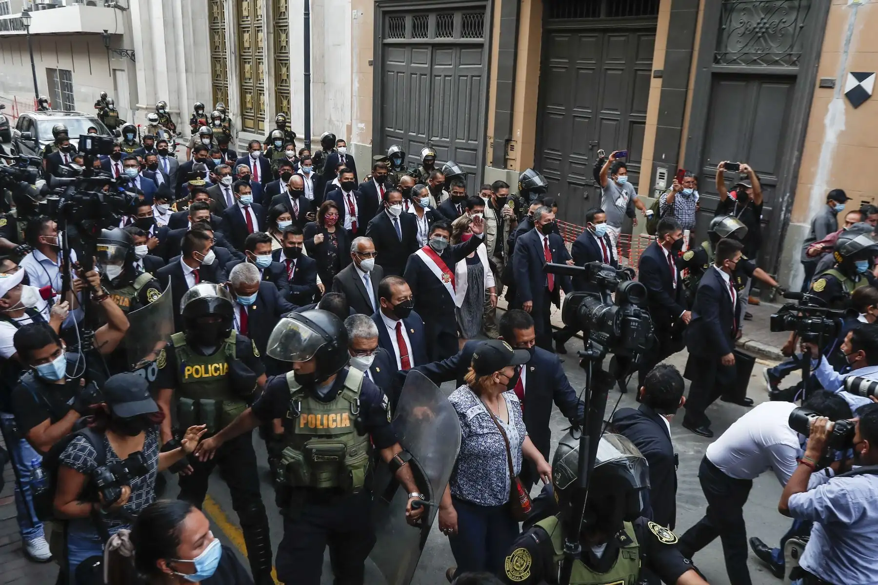 Presidente de la República, Pedro Castillo, acompañado de sus ministros, se dirige al Congreso de la República para brindar su discurso ante la representación nacional. Foto: ANDINA/Renato Pajuelo