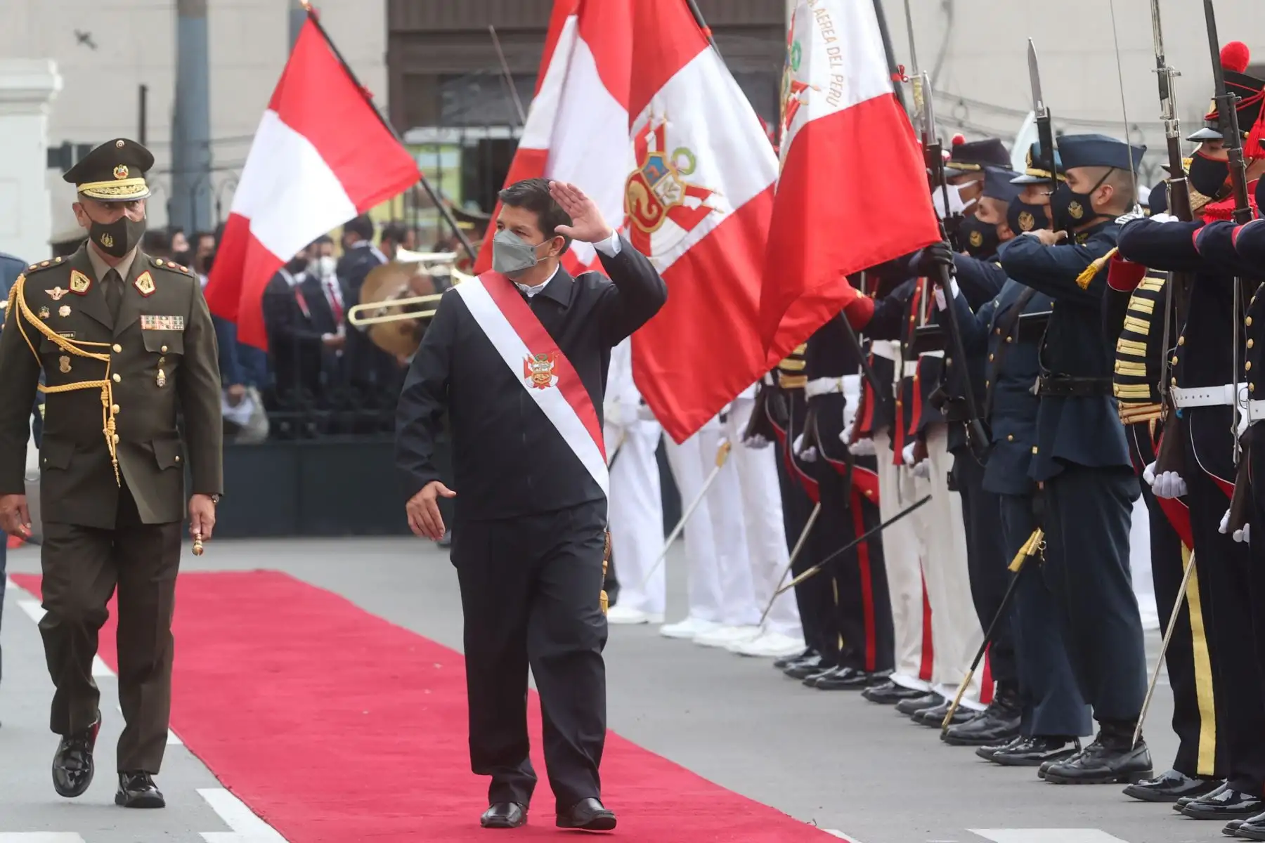 Presidente de la República, Pedro Castillo, acompañado de sus ministros, se dirige al Congreso de la República para brindar su discurso ante la representación nacional. Foto: ANDINA/Renato Pajuelo