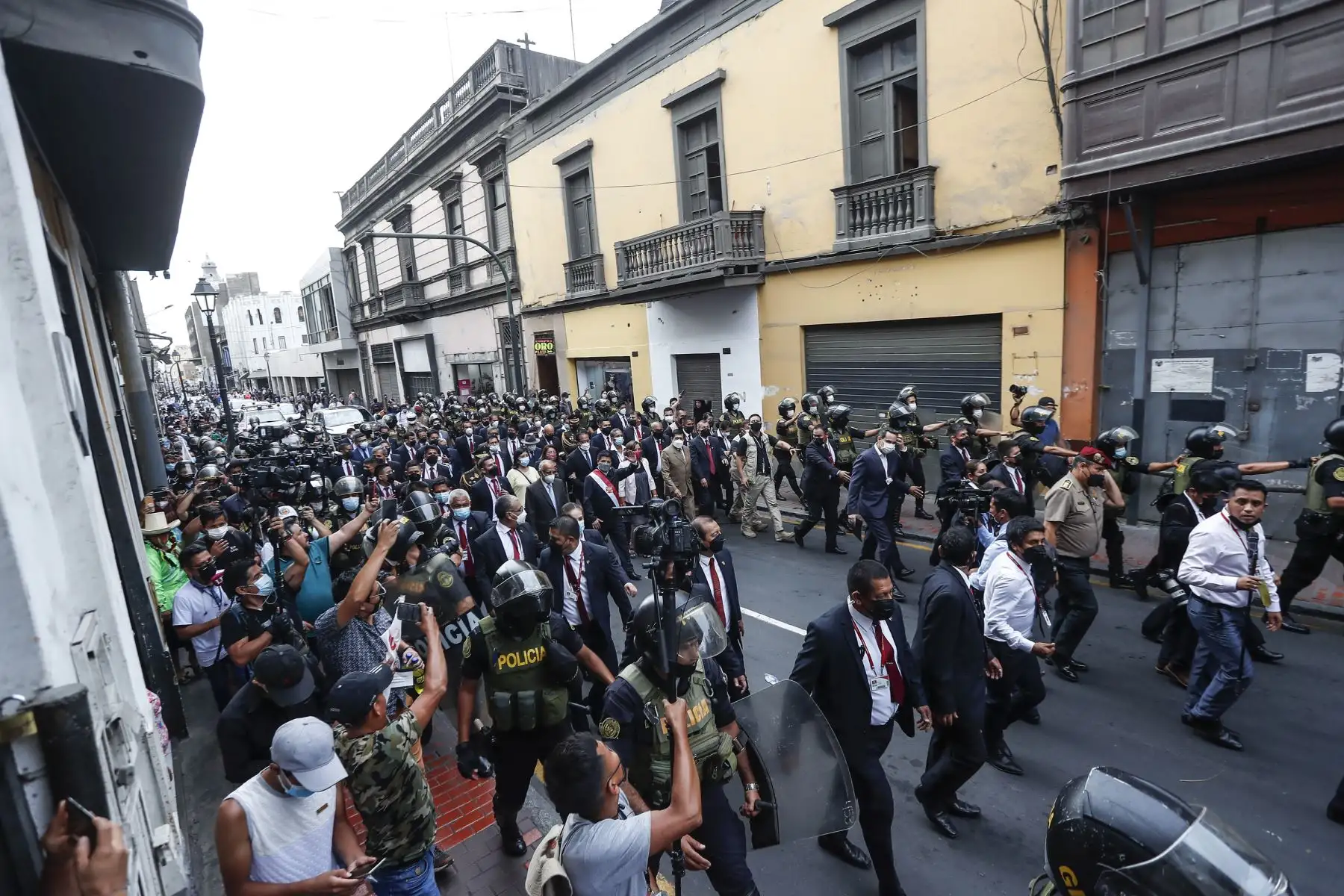 Presidente de la República, Pedro Castillo, acompañado de sus ministros, se dirige al Congreso de la República para brindar su discurso ante la representación nacional. Foto: ANDINA/Renato Pajuelo