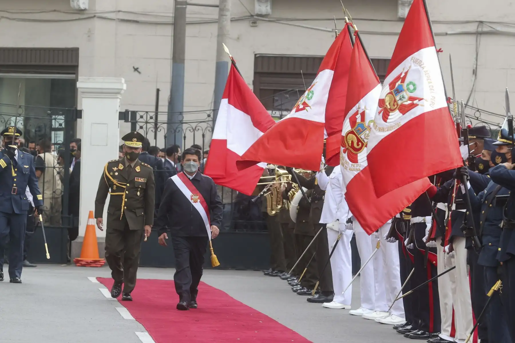 Jefe de Estado, Pedro Castillo, llega a las instalaciones del Congreso de la República donde se dirigirá a la representación nacional en el pleno del congreso. Foto: ANDINA/Vidal Tarqui