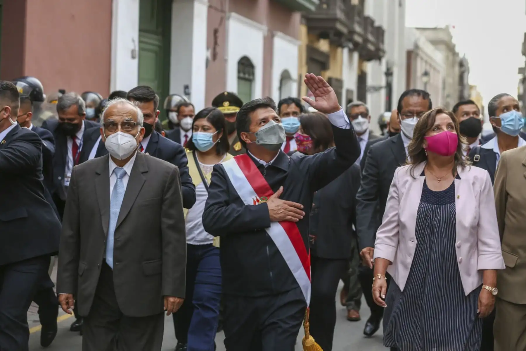 Presidente de la República, Pedro Castillo, acompañado de sus ministros, se dirige al Congreso de la República para brindar su discurso ante la representación nacional. Foto: ANDINA/PCM