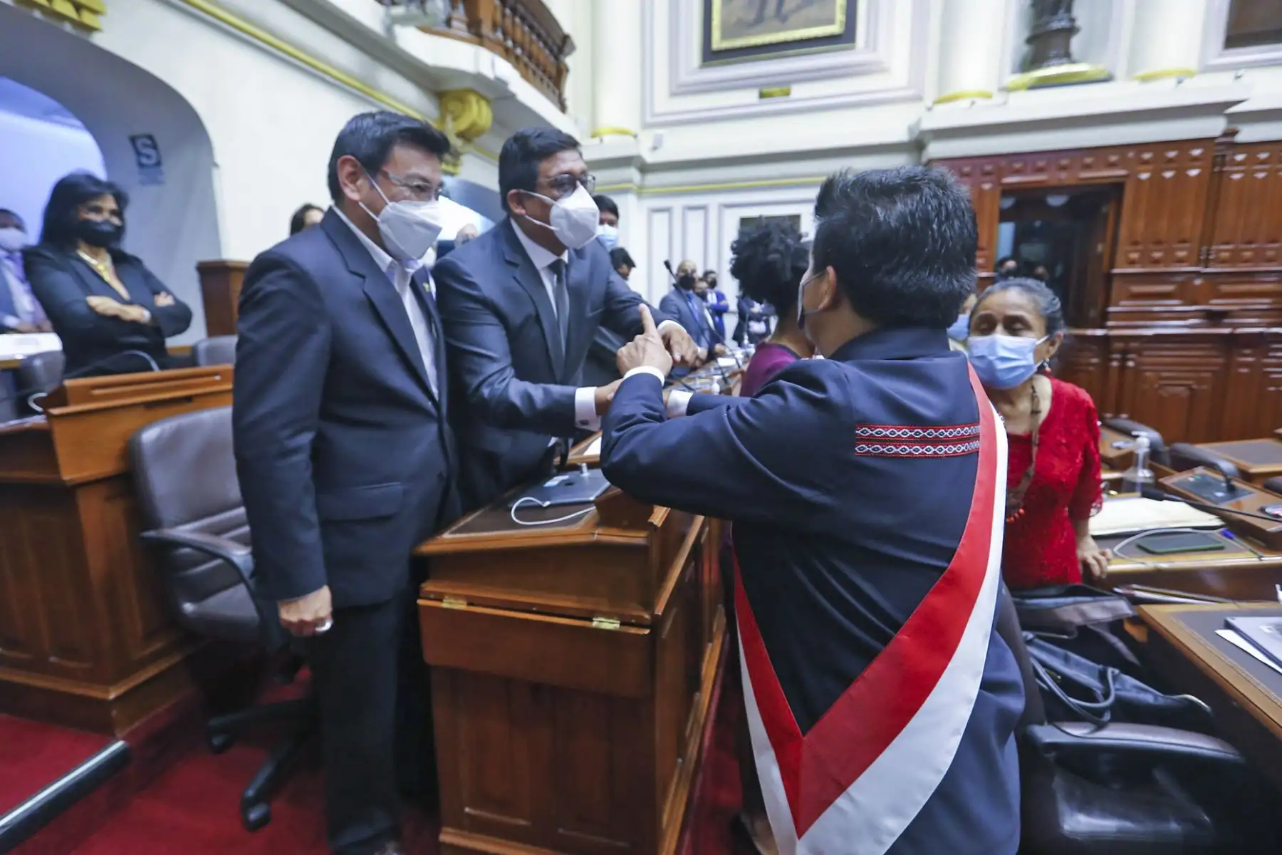 Presidente de la República, Pedro Castillo, se retira  del Congreso de la República tras brindar un mensaje a la nación y dirigirse a la representación nacional en el pleno. Foto: ANDINA/Congreso
