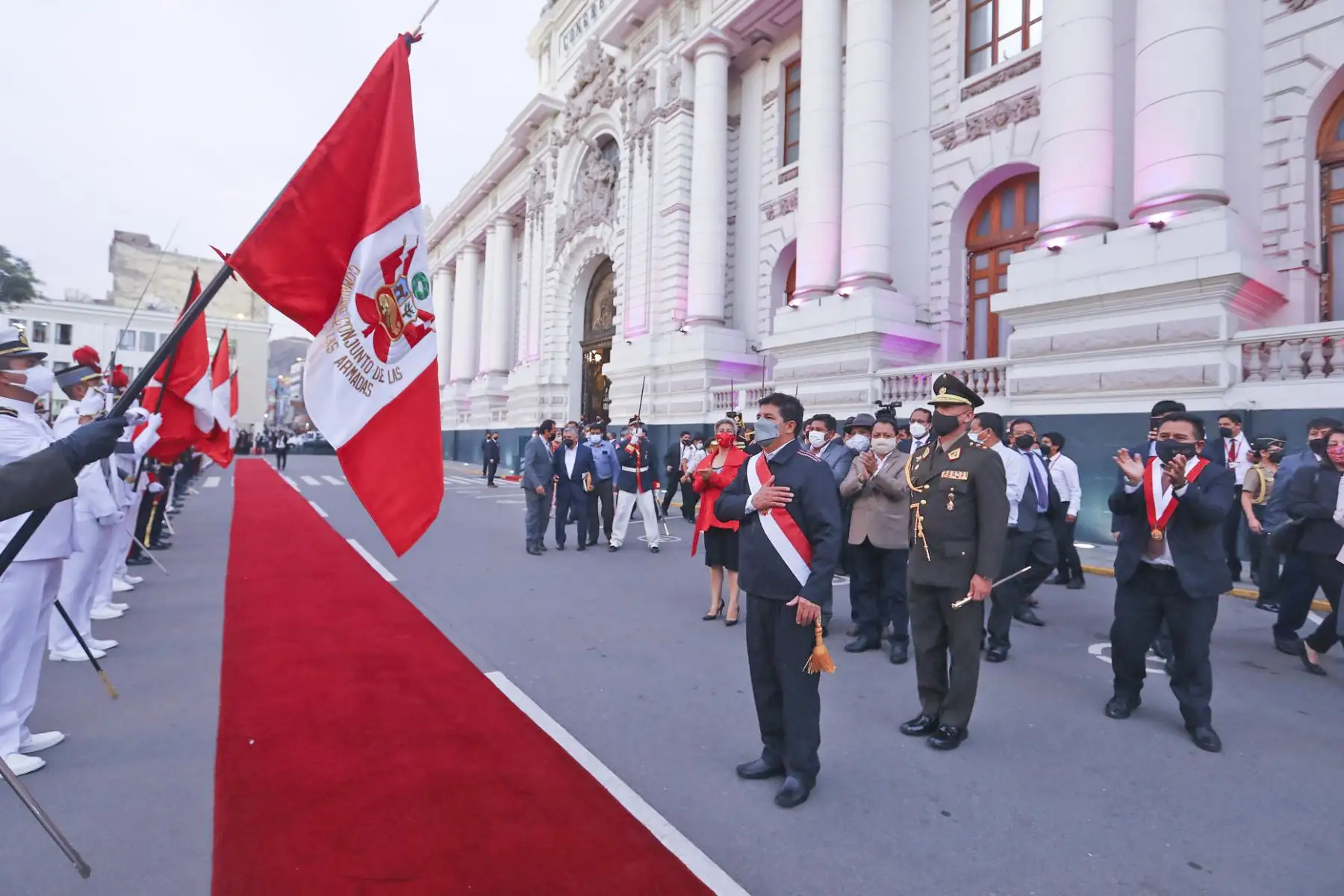 Presidente de la República, Pedro Castillo, se retira  del Congreso de la República tras brindar un mensaje a la nación y dirigirse a la representación nacional en el pleno. Foto: ANDINA/Congreso