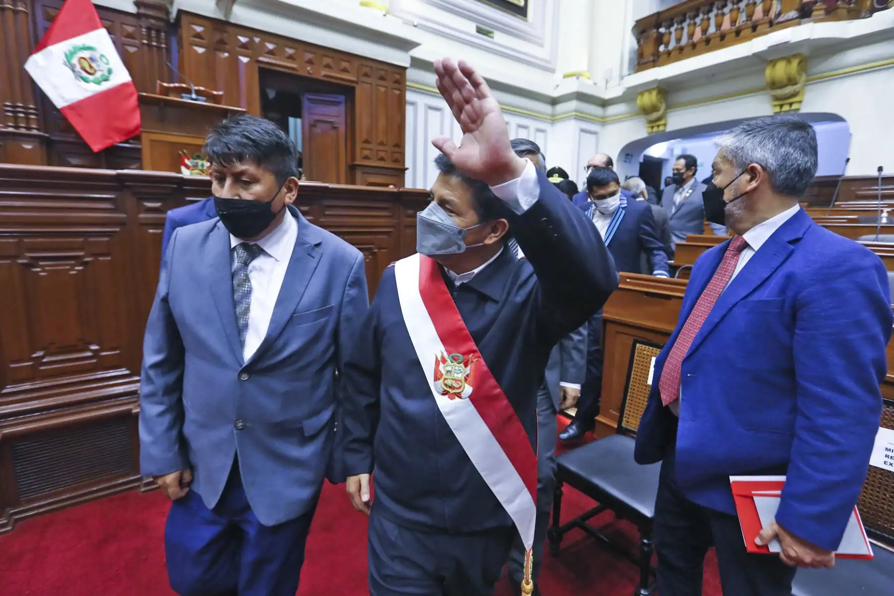 Presidente de la República, Pedro Castillo, se retira  del Congreso de la República tras brindar un mensaje a la nación y dirigirse a la representación nacional en el pleno. Foto: ANDINA/Congreso