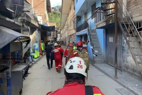 En las labores de búsqueda y rescate participan militares, policías, bomberos, brigadistas. Foto: ANDINA/Comandancia Departamental de Bomberos de La Libertad