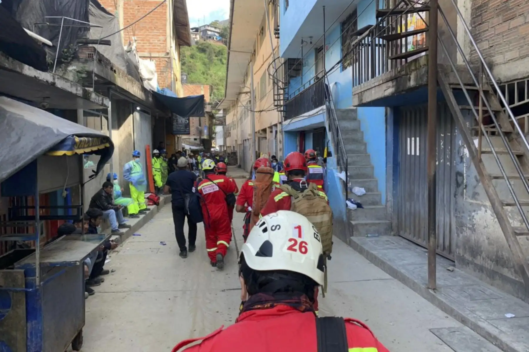 En las labores de búsqueda y rescate participan militares, policías, bomberos, brigadistas. Foto: ANDINA/Comandancia Departamental de Bomberos de La Libertad