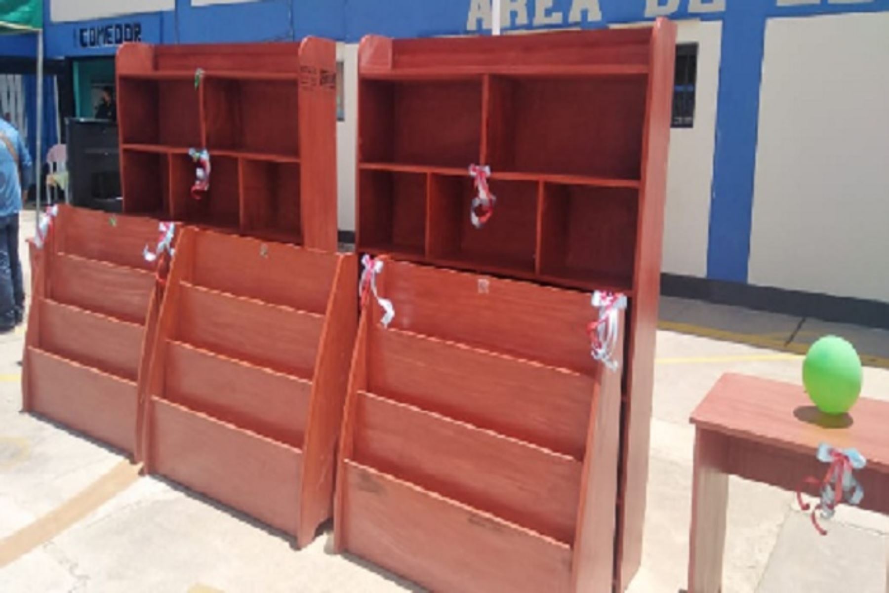 Se entregaron más de 800 mobiliarios escolares confeccionados por diversas especies forestales.