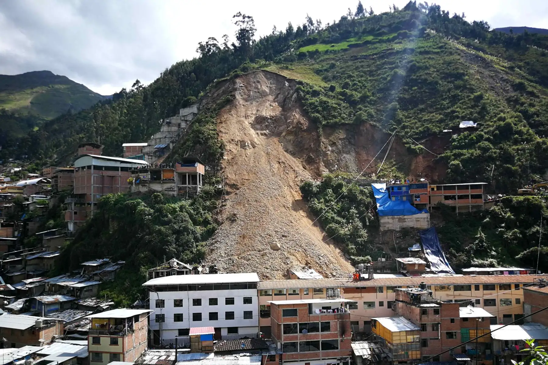 Vista general del deslizamiento de tierra hoy, en Pataz (Perú). Un deslizamiento de tierra registrado este martes deja hasta el momento siete desaparecidos y unas sesenta viviendas sepultadas en la provincia peruana de Pataz, en el norte del país, informó la Policía Nacional. Foto: EFE