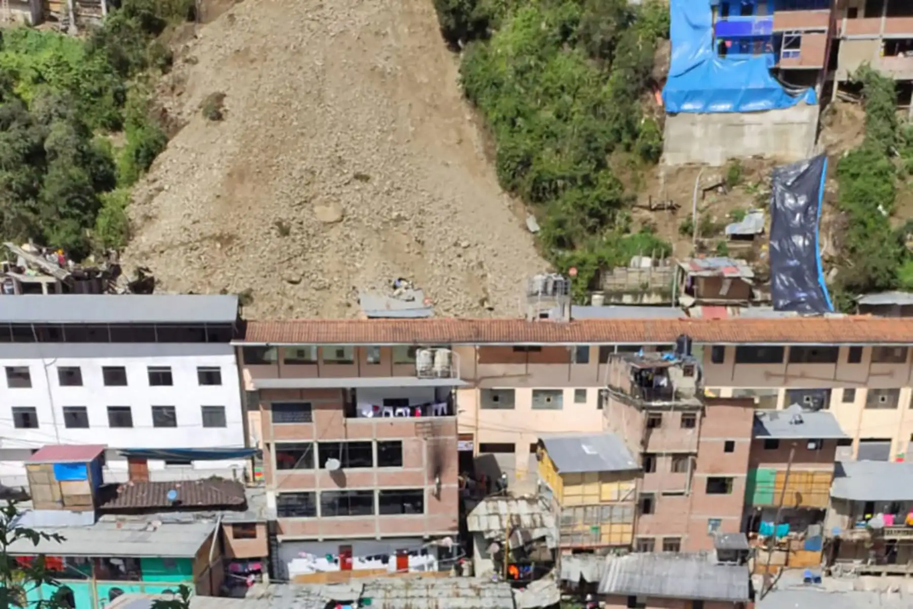Vista de un derrumbe de piedra y lodo que sepultó decenas de casas en el poblado de Retamas, distrito de Parcoy. Foto: AFP