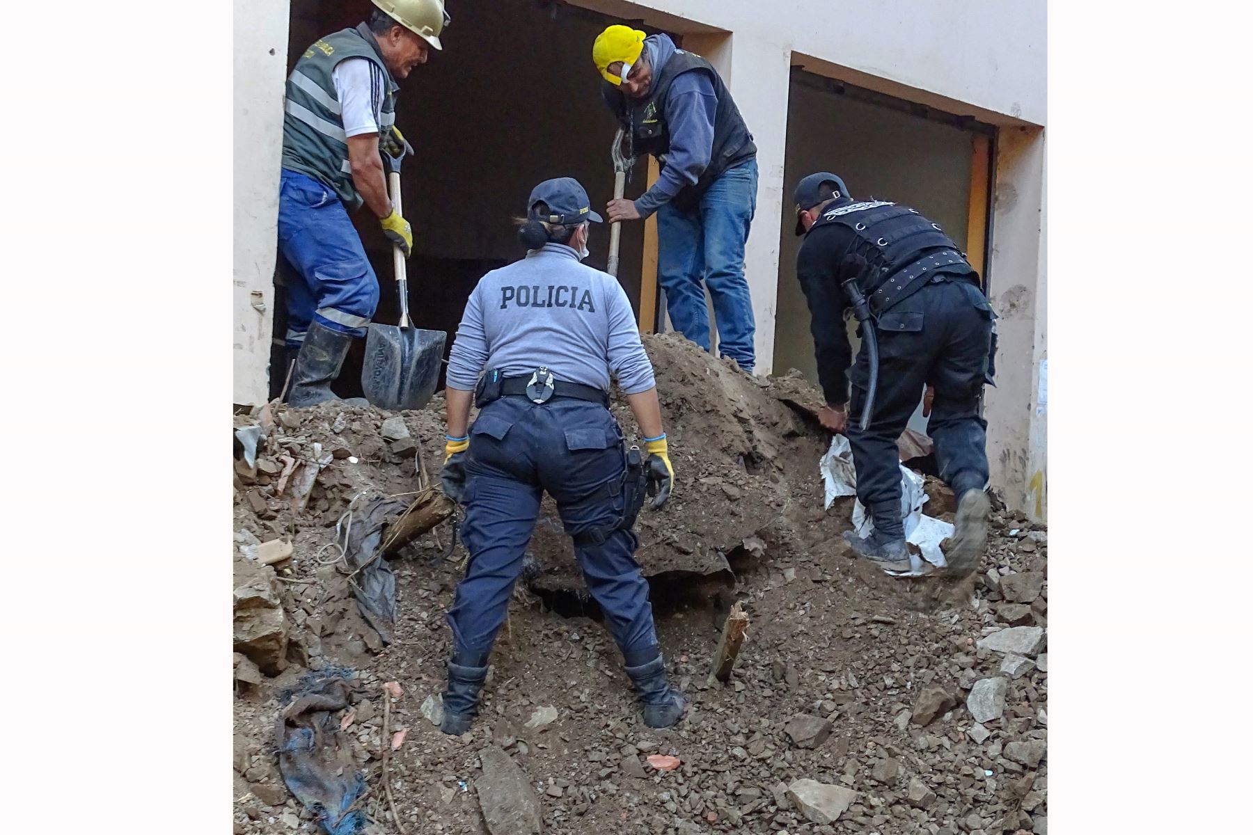 Equipos de rescate excavan en un edificio afectado por un deslizamiento de tierra que sepultó decenas de viviendas en el pueblo de Retamas, distrito de Parcoy. Foto: AFP.