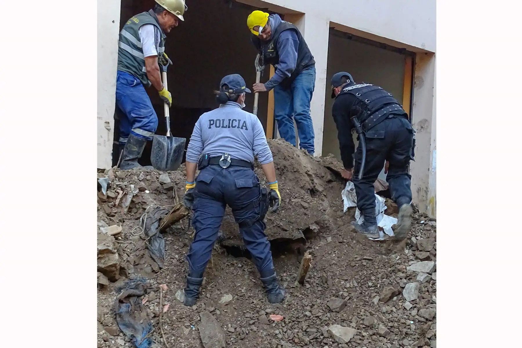 Equipos de rescate excavan en un edificio afectado por un deslizamiento de tierra que sepultó decenas de viviendas en el pueblo de Retamas, distrito de Parcoy. Foto: AFP