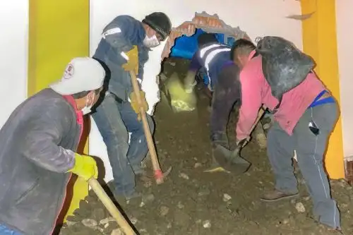 Brigadas de rescate recuperan los cuerpos de las primeras víctimas del deslizamiento que afectó al centro poblado Retamas, en La Libertad. Foto: AFP.