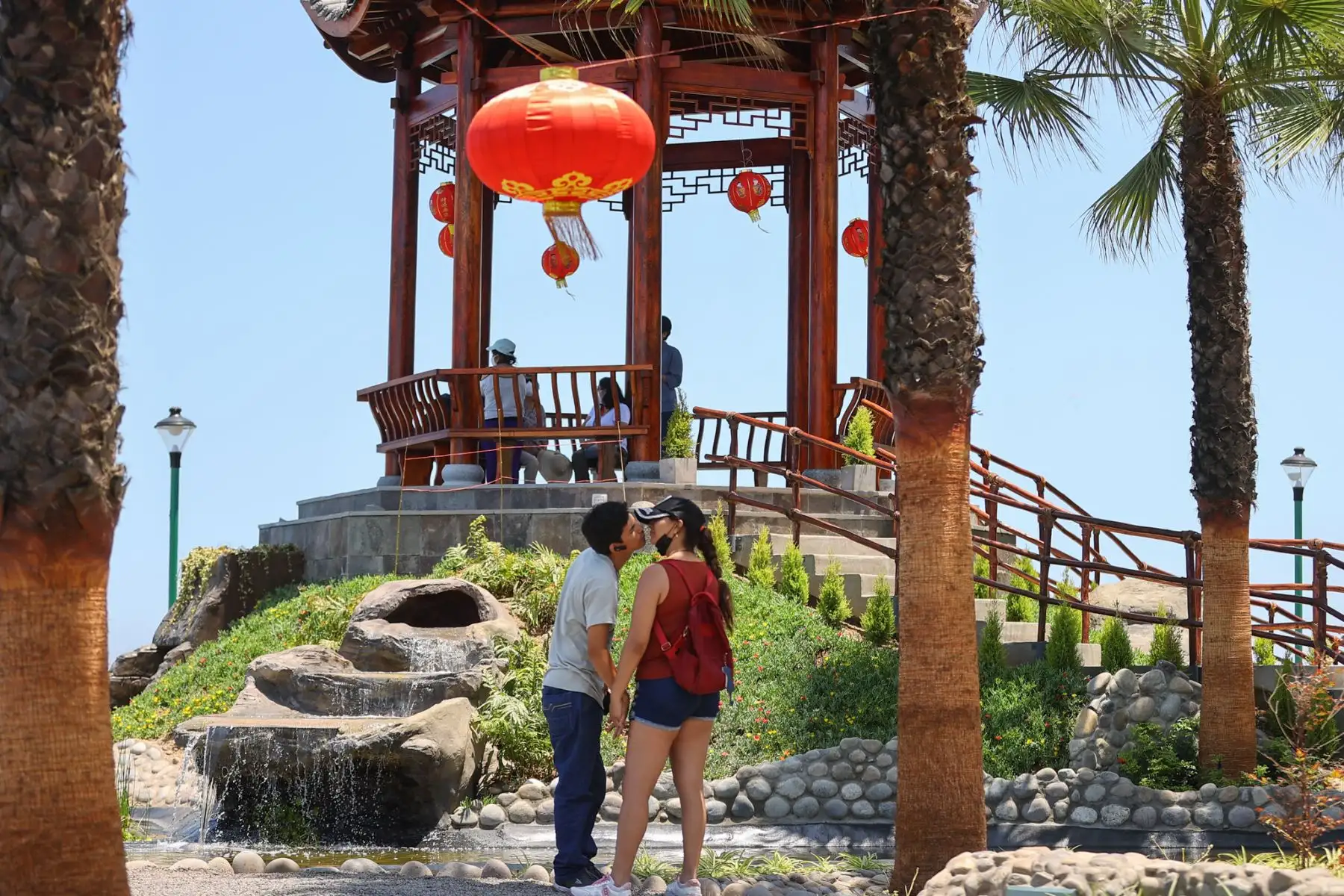 Al ingresar al recinto, ubicado en la cuadra 11 de Malecón Cisneros y construido sobre un área de 1,500 metros cuadrados, los visitantes son recibidos por dos leones de piedra típicos de la cultura china. Foto: ANDINA/ Andrés Valle