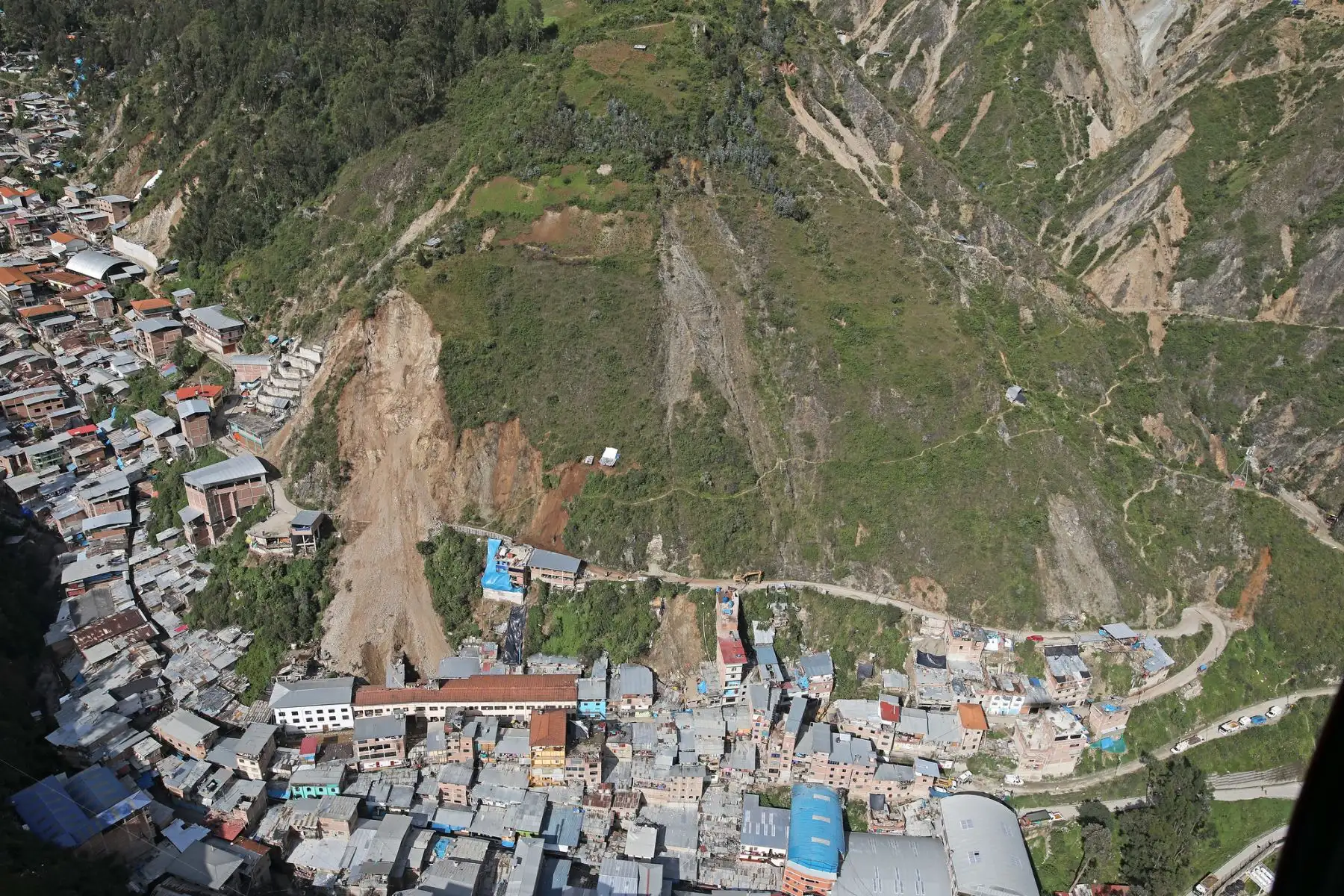Las lluvias intensas provocaron el derrumbe de parte de un cerro sobre el centro poblado Retamas, en la provincia de Pataz, en La Libertad. ANDINA/Prensa Presidencia