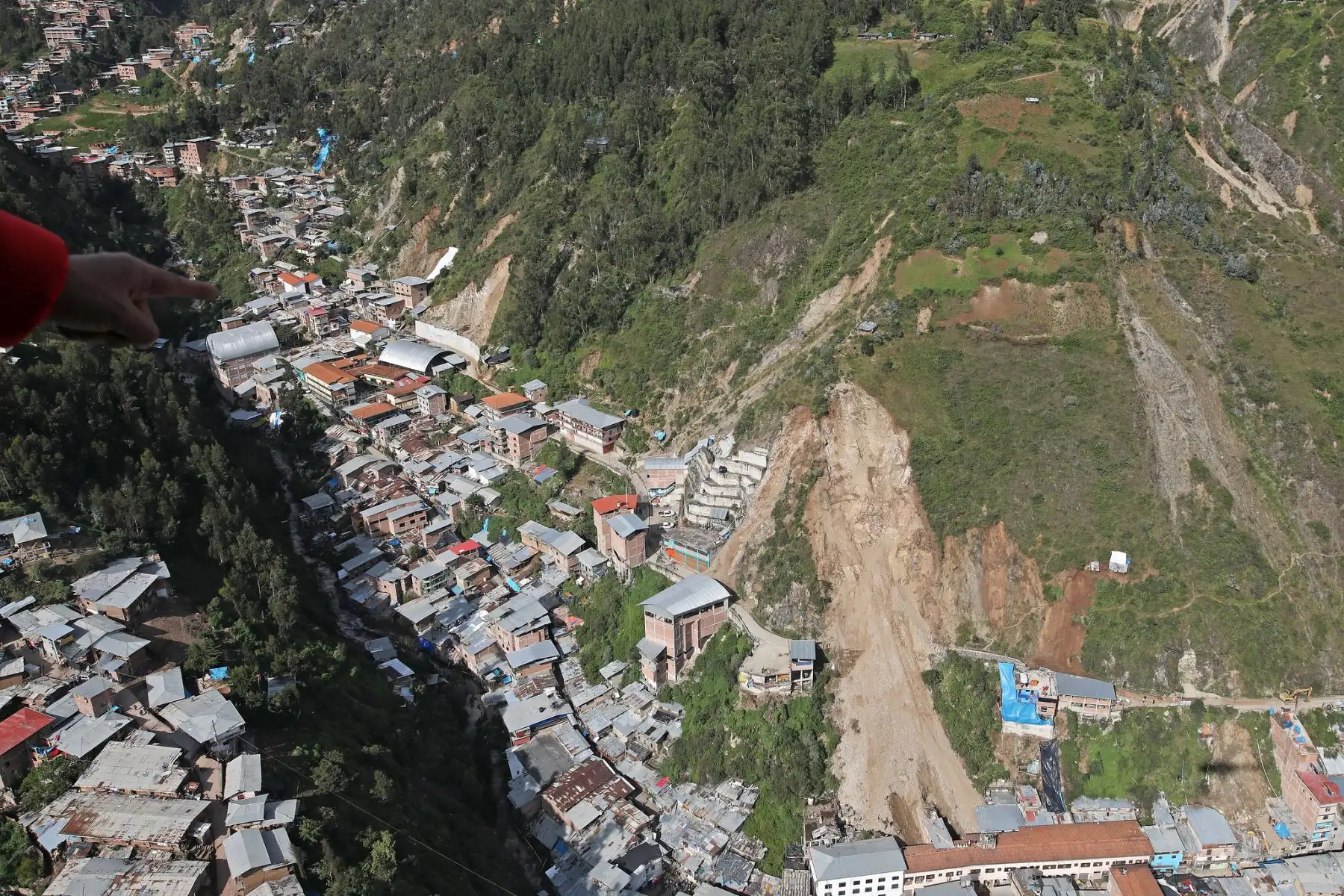 Presidente Pedro Castillo, junto con el ministro de Vivienda, Construcción y Saneamiento, sobrevuela zonas afectadas por el deslizamiento de tierra en la provincia de Pataz, región La Libertad. Foto: ANDINA/ Prensa Presidencia