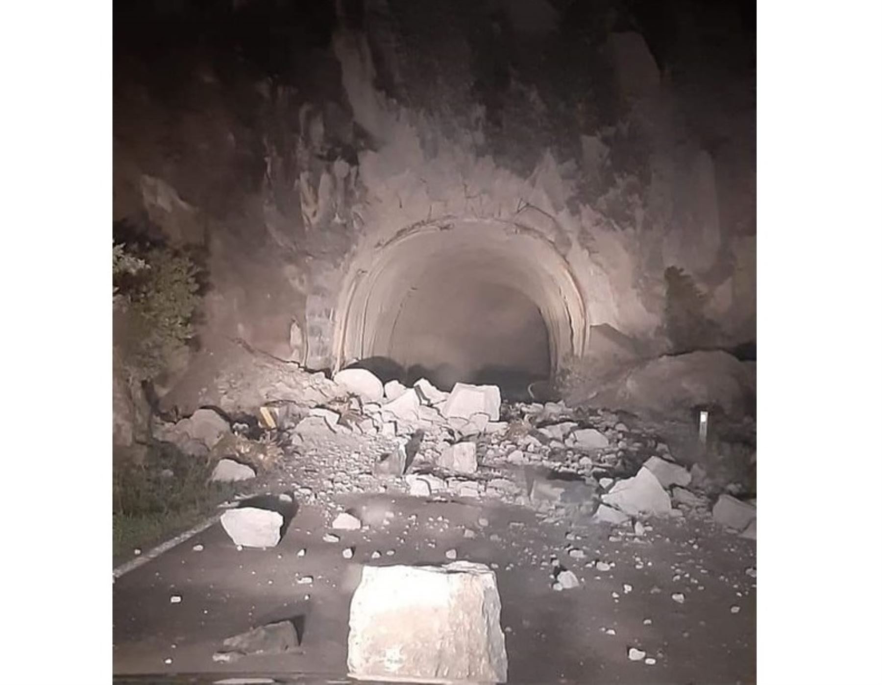 Autocolca suspendió las visitas turísticas al mirador Cruz del Cóndor del valle del Colca por caída de rocas en la vía a causa del fuerte sismo de magnitud 5.5 registrado en la provincia de Caylloma, región Arequipa. ANDINA/Difusión