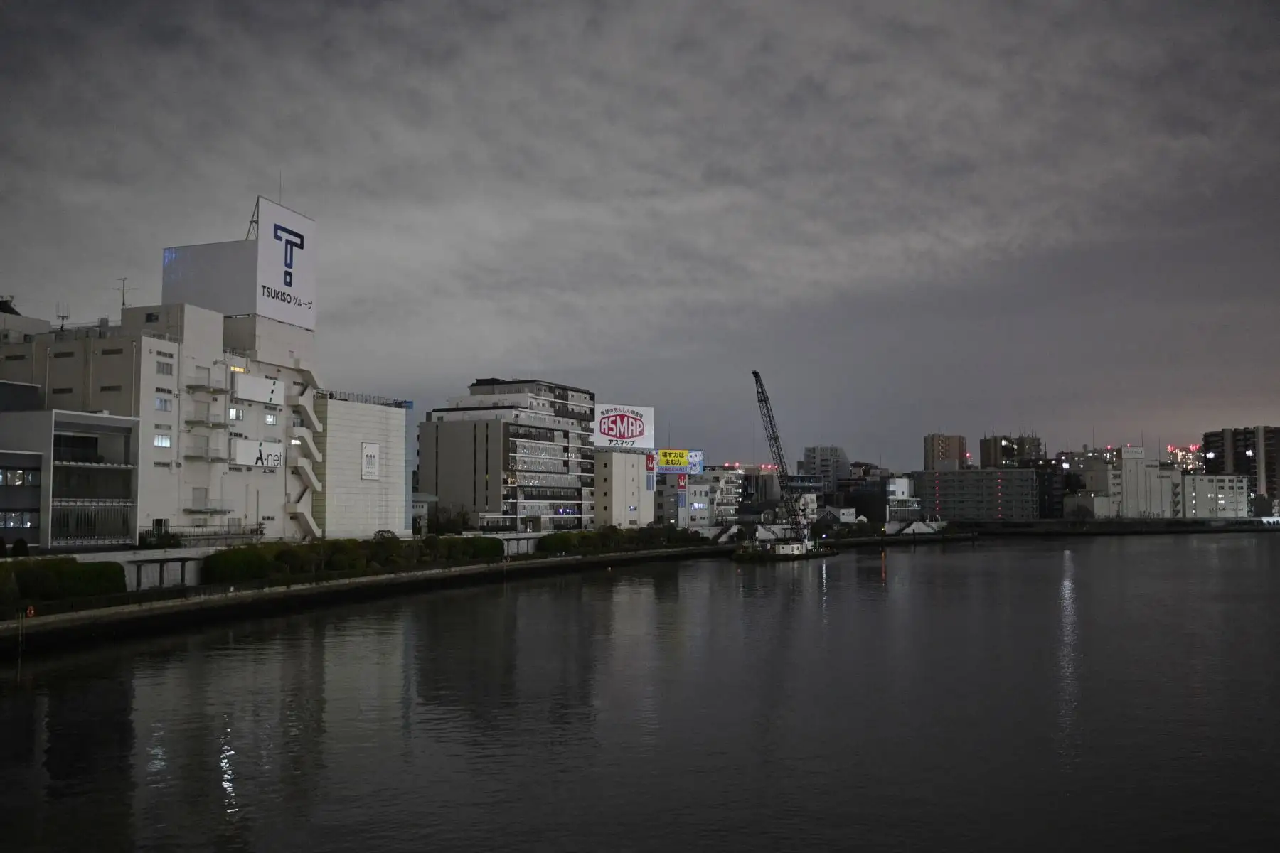 Una vista general muestra el río Sumida en Tokio, después de que un poderoso terremoto de magnitud 7,3 sacudiera el este de Japón.
Foto: AFP
