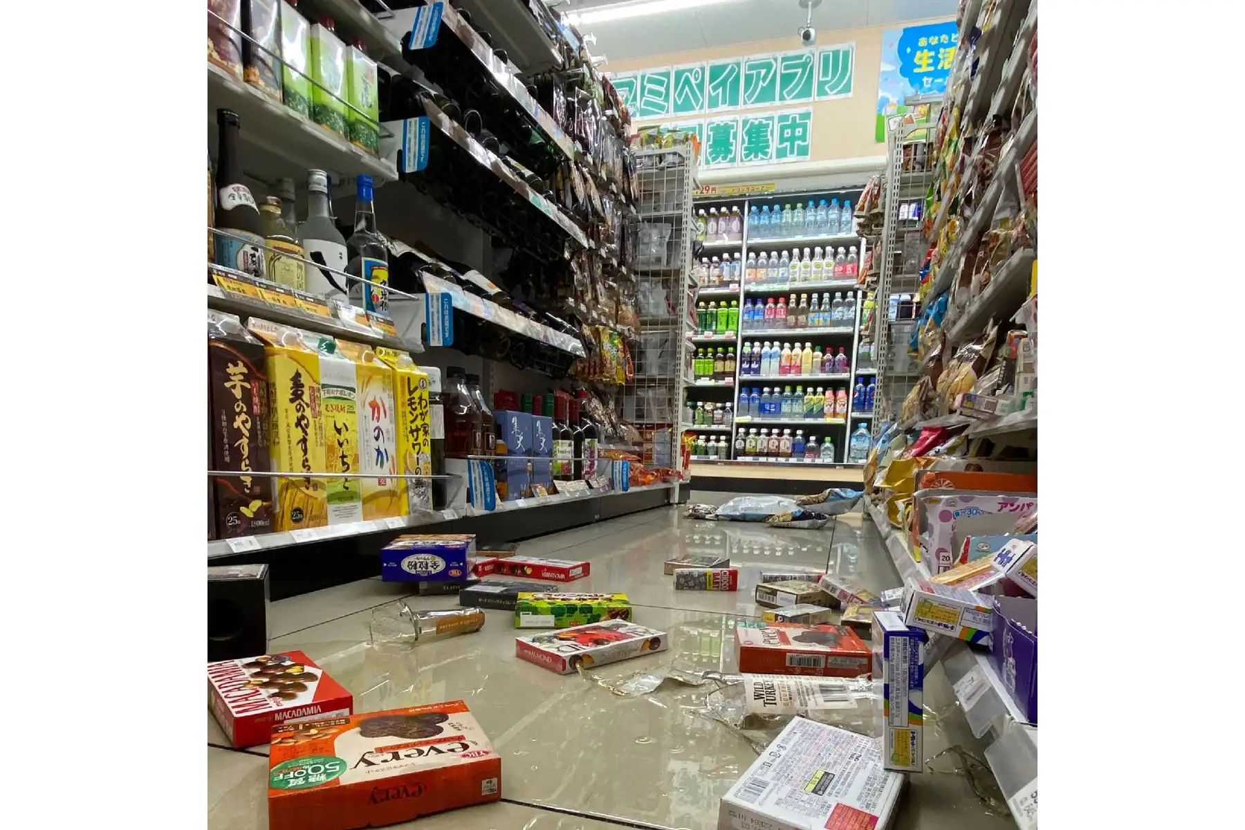 Artículos en el suelo en una tienda de conveniencia en Sendai, prefectura de Miyagi, después de que un terremoto de magnitud 7.3 sacudiera el este de Japón.
Foto: AFP