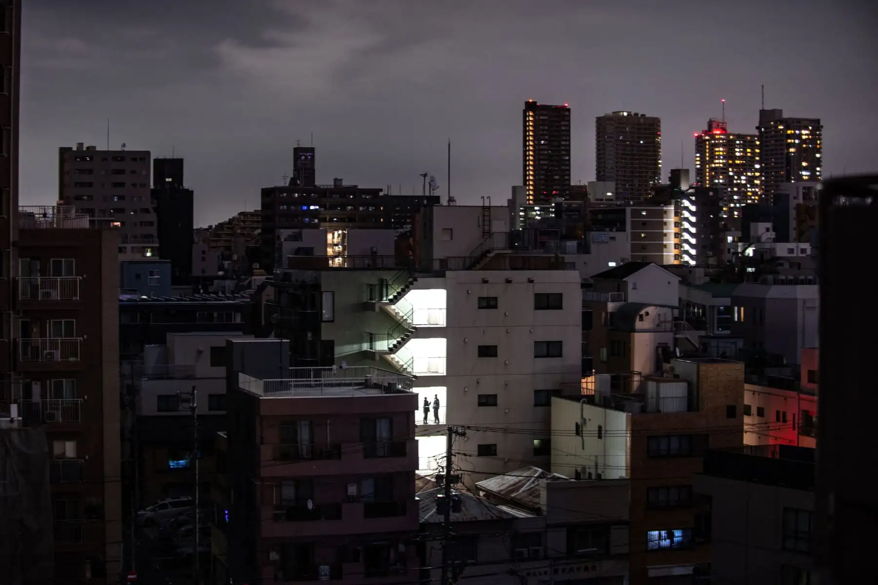 Una vista general muestra un edificio residencial durante un corte de energía en el distrito de Koto, después de que un poderoso terremoto de magnitud 7,3 sacudiera el este de Japón.
Foto: AFP