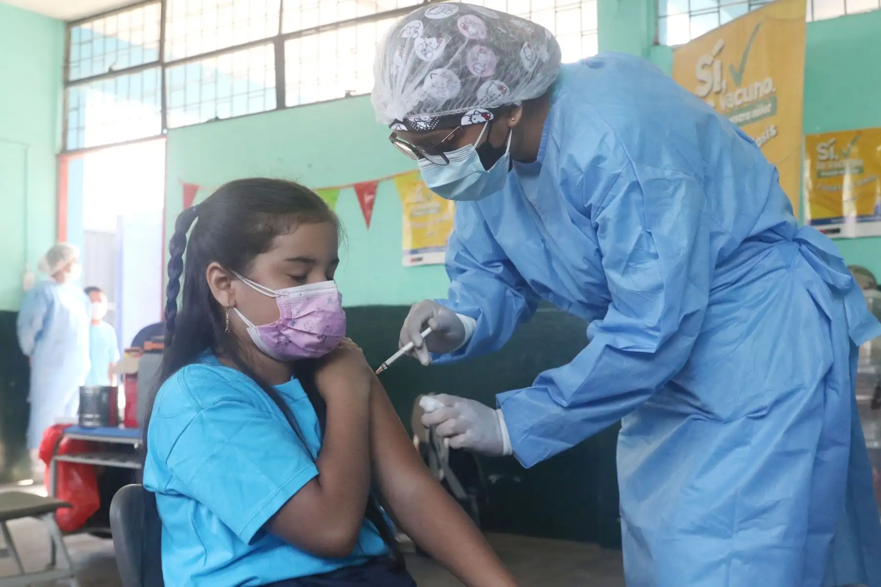 La campaña “Todos Vuelven Sanos y Protegidos al Cole” tiene como objetivo contribuir en mejorar la salud de los niños, adolescentes que desarrollan actividades escolares, así como de sus familias y la comunidad educativa, para garantizar el retorno seguro a las clases presenciales.
Foto: ANDINA/Eddy Ramos