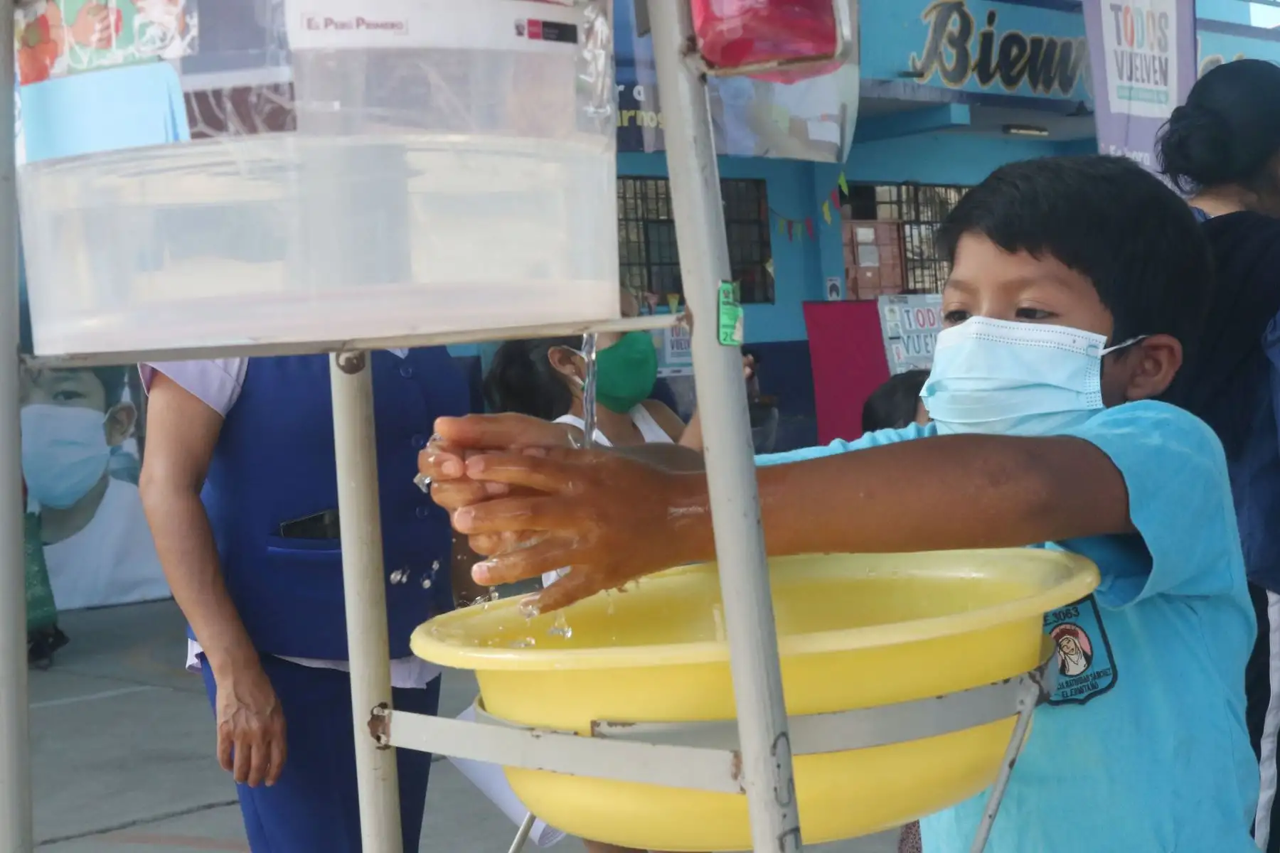 La campaña “Todos Vuelven Sanos y Protegidos al Cole” tiene como objetivo contribuir en mejorar la salud de los niños, adolescentes que desarrollan actividades escolares, así como de sus familias y la comunidad educativa, para garantizar el retorno seguro a las clases presenciales.
Foto: ANDINA/Eddy Ramos